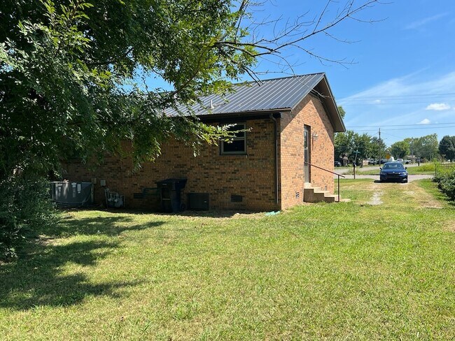 Building Photo - 1312 Rutherford St