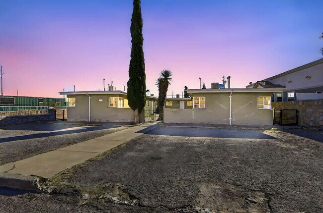 Building Photo - 79904$600 rent. Water and trash included in this 1 bedroom 1 bath apartment.