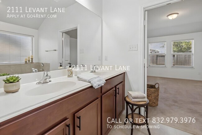 Building Photo - 2111 Levant Ln