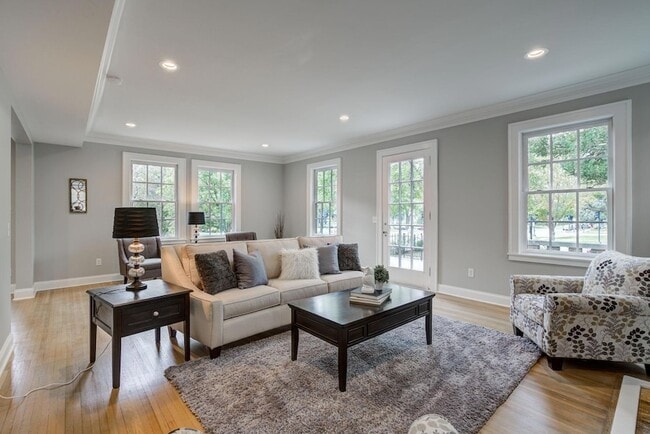 Building Photo - 2056 Summit Ave