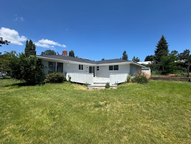 Building Photo - 3 bed 2 bath house with attached garage an...