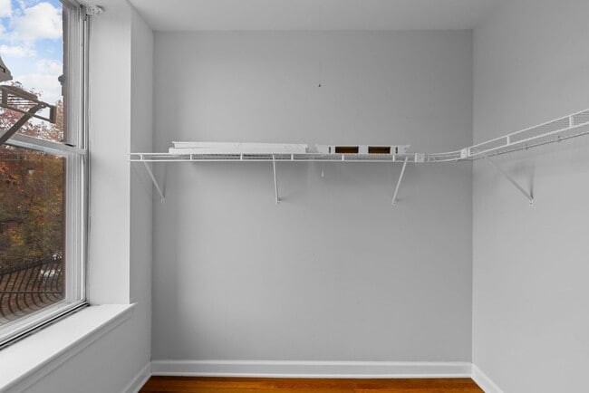 Building Photo - Modern Spacious  2 Bed  and 1.5  Bath Cond...