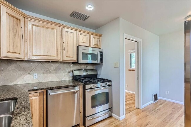 Building Photo - Beautiful 2 Bedroom 1 Bath With Bonus Room...