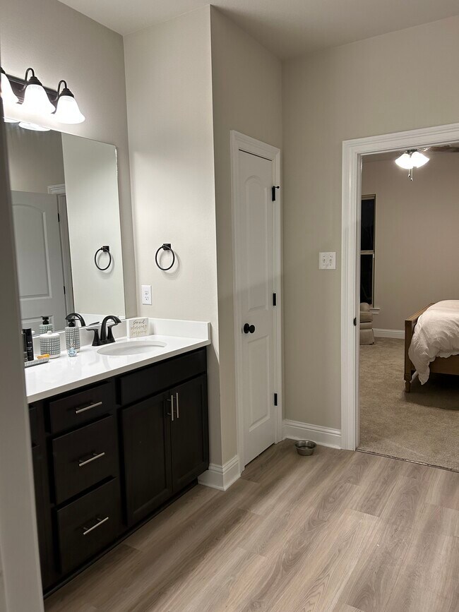 Master bathroom - 7157 Kenilworth Crossing Ave