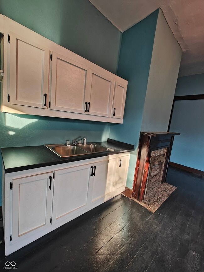 Building Photo - 392 W Broadway St