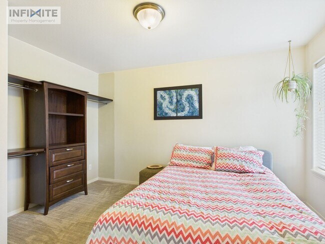 Building Photo - Bright & Spacious 3-Bedroom Apartment
