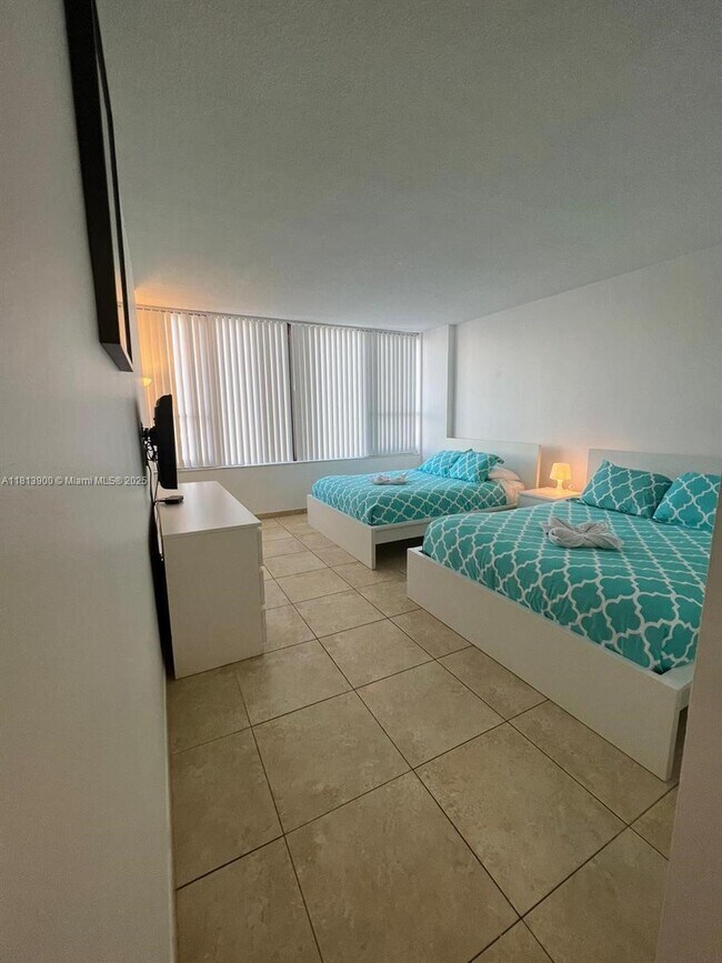 Building Photo - 3505 S Ocean Dr