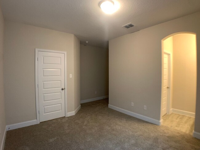 Building Photo - 4 Bedroom in Gruene Field / 1 Mile to Grue...
