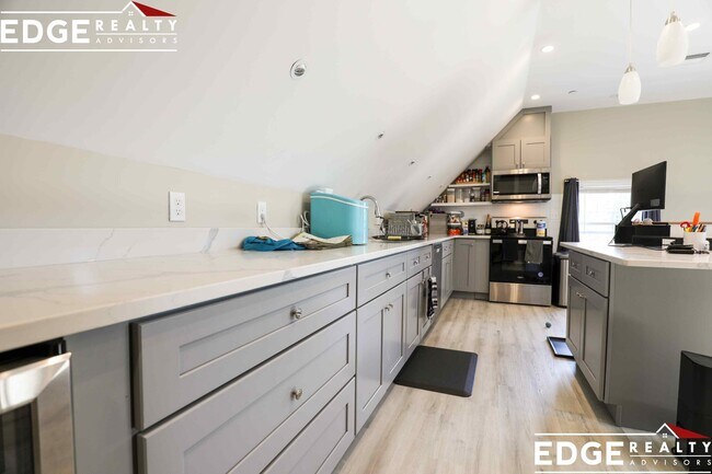 Building Photo - 131 Murdock St