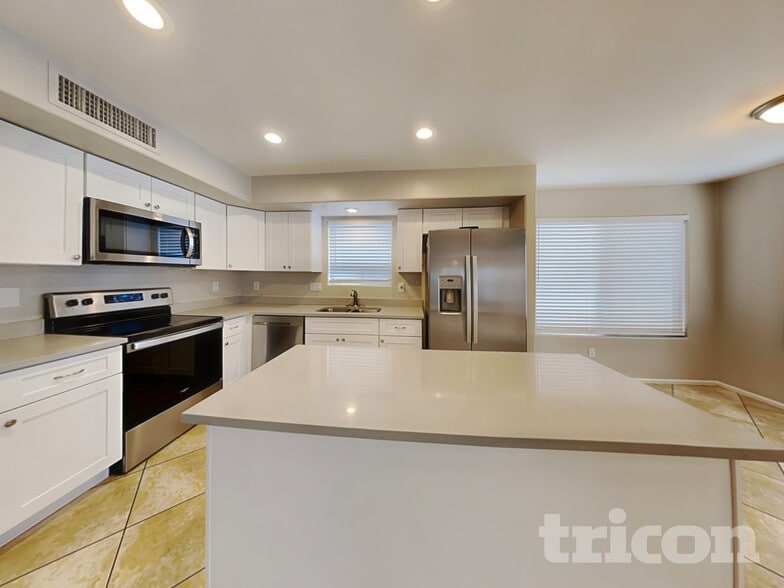 Building Photo - 8738 W Golden Ln