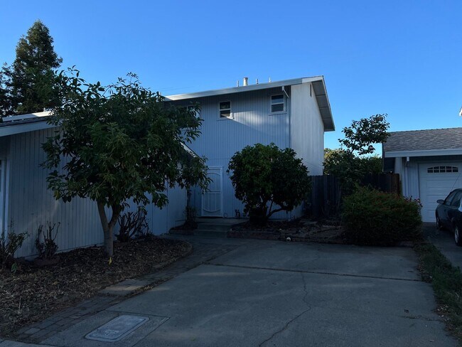Building Photo - New Price $2,100.00 South Davis Townhome On Veranda Terrace,  3+1.5, Garage, Small backyard, Frui...
