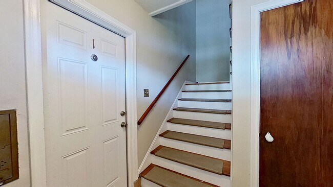 Building Photo - Cute and Charming Renovated Apartment!