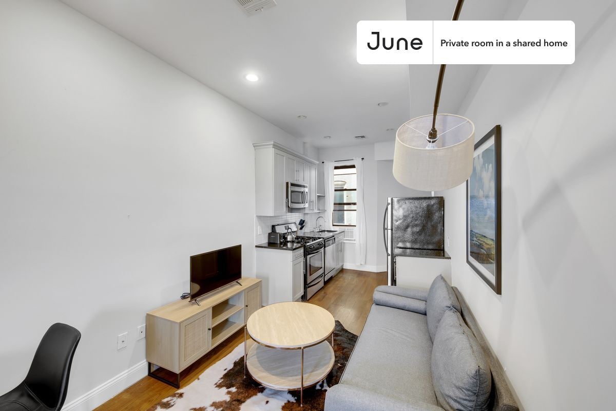 Building Photo - Private bedroom in 4 bed/1 bath Home