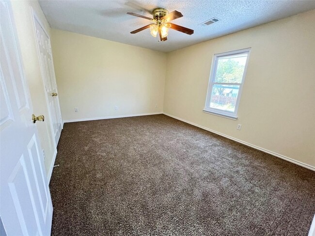 Building Photo - 1204 Hillside Dr