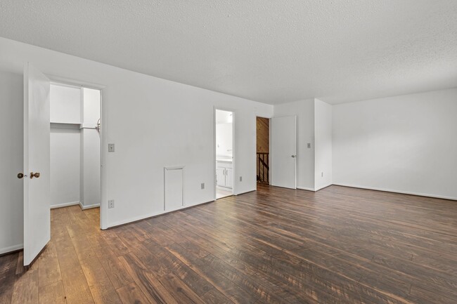 Building Photo - Beautiful 2-Bed, 2.5-Bath Home with Spacio...