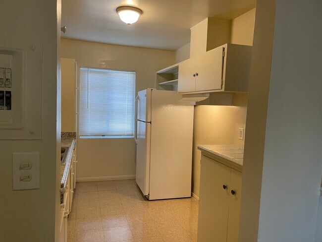 Building Photo - 1302 E Kingsley Ave