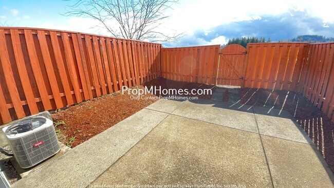 Building Photo - Beautiful Damascus Three Bedroom Townhouse in Wind Swept Waters!