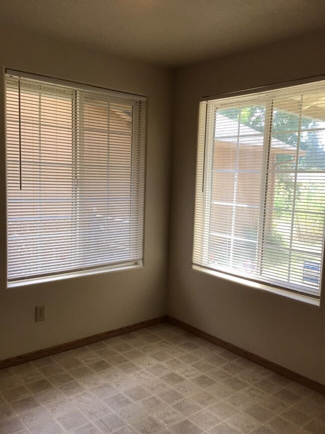 Building Photo - 3BD Home in Rose Village Neighborhood - Cl...