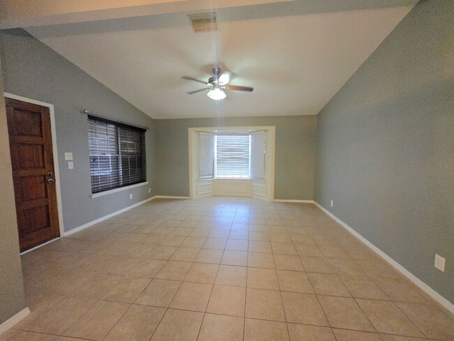 Building Photo - CUTE - 1 LEVEL - SPACIOUS - 2BD/2BTH TOWNH...