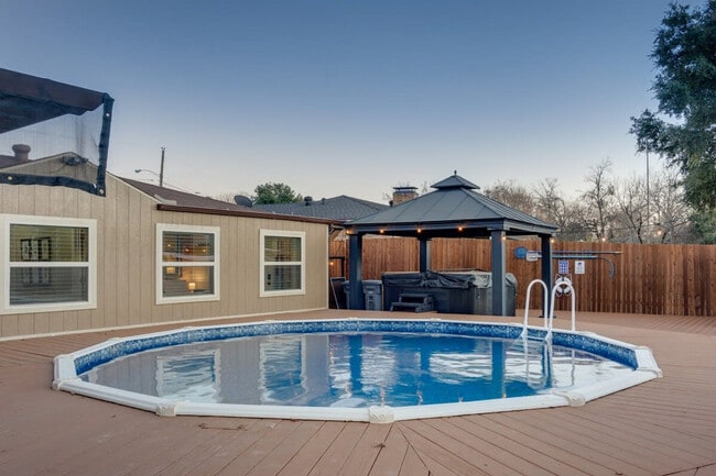 Building Photo - 7809 Claremont Dr