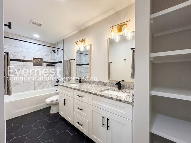 Building Photo - 2 Bed/1 Bath Home with Fenced Yard / Available Now!