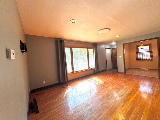 Building Photo - 916 4th Ave N