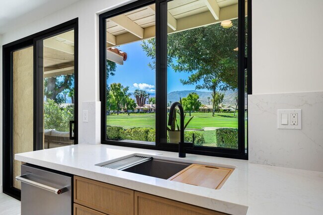 Building Photo - 179 Gran Via