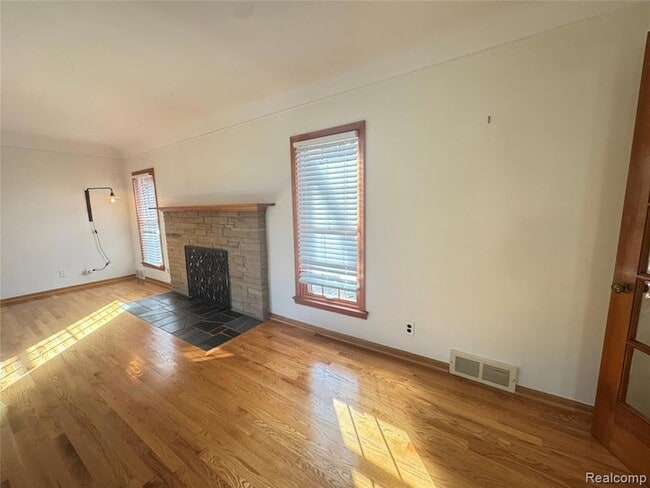 Building Photo - 6 Danvers Ln