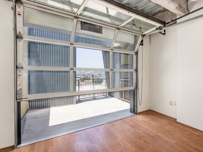 Building Photo - Top Floor 1 Bedroom Loft in Los Angeles