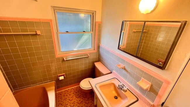 Building Photo - Charming 2-Bed Retreat in the Heart of Mount Dora! PRIME LOCATION! DONT MISS OUT!