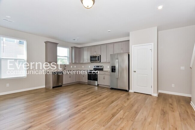Building Photo - Limited Time Special Offer / 3 Bed/3 Bath Town Home with Garage / Pet-Friendly / Vouchers Accepte...