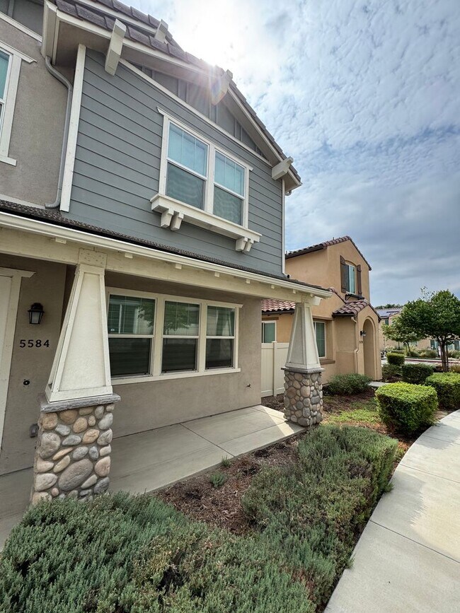 Primary Photo - Modern 4-Bed, 2.5-Bath Detached Townhouse ...