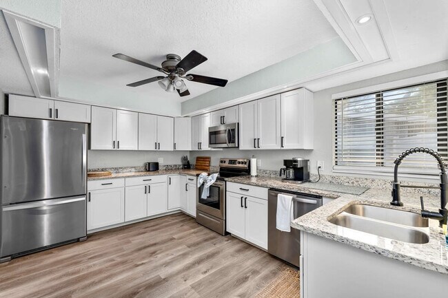 Building Photo - 6660 Date Palm Ave S