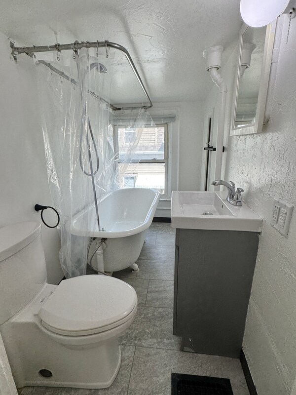 Building Photo - 312 S Chestnut Ave
