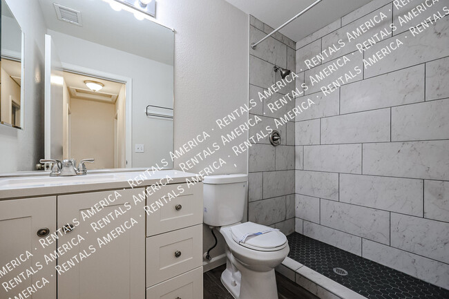 Building Photo - 2305 E Spruce Dr