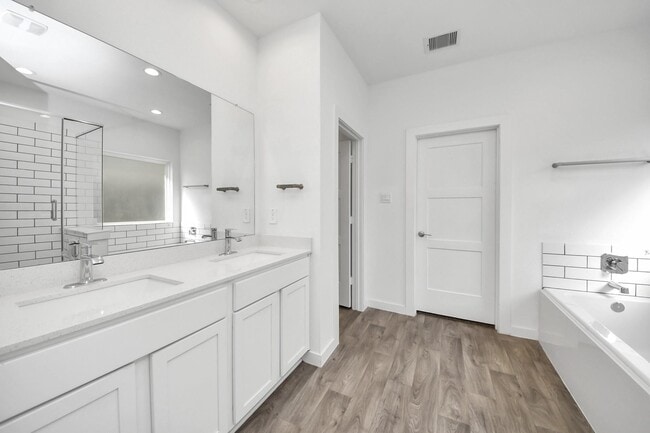 Building Photo - 10438 Plateau Pt Trl