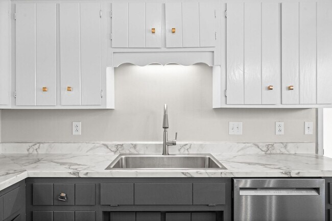 Building Photo - Pet Friendly Three Bedroom in Sango!