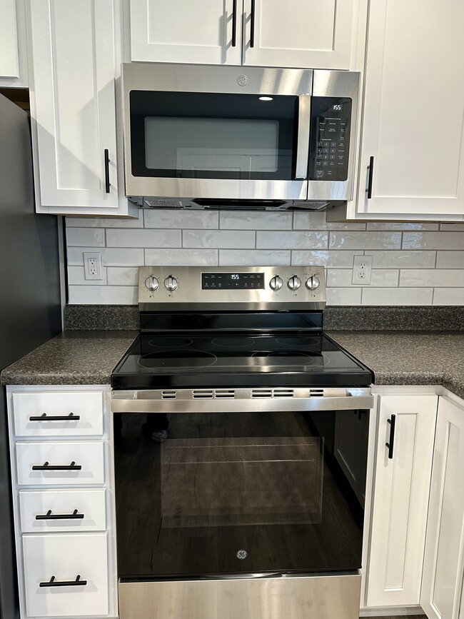 Energy efficient Stainless Steel appliances - 2229 Kenwood Blvd SE