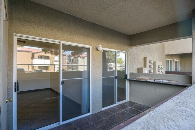 Building Photo - Guard Gated!!! Community Pool, Spa!!! Fitn...