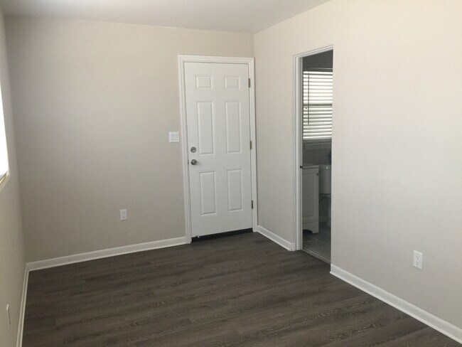 Building Photo - 1 bd/ba Newly Renovated Downtown Apartment...