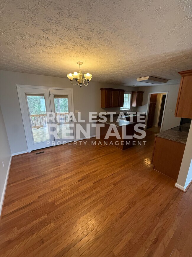 Building Photo - 3083 Lakeview Cir