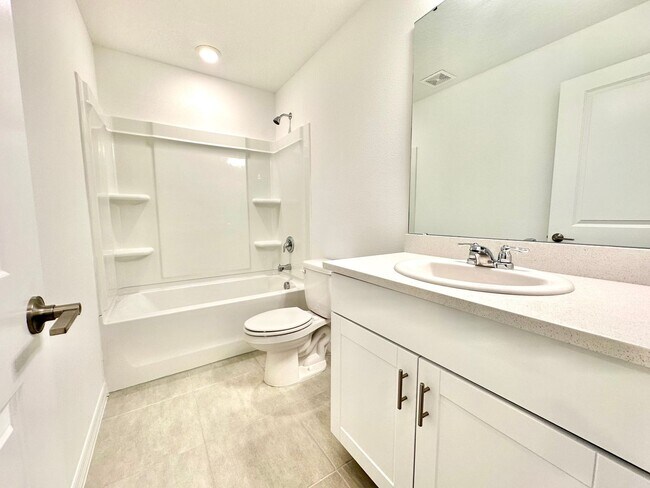 Building Photo - Stylish 3Bedrooms 2.5Bath townhome-living ...