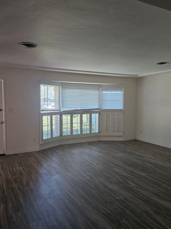 Building Photo - 140 G Ave