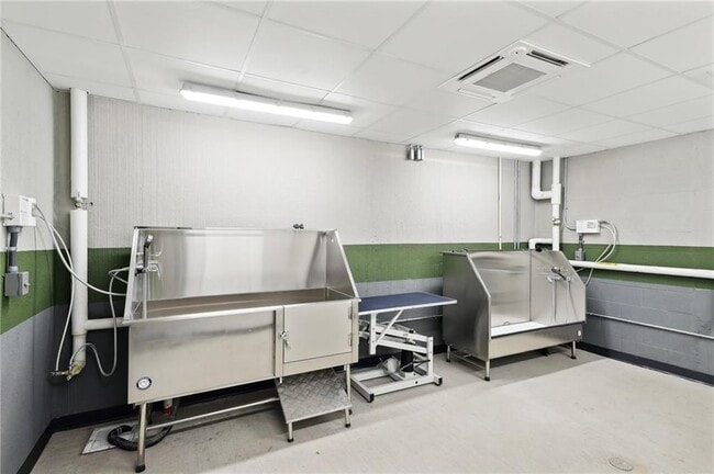 Building Photo - 2945 Cumberland Mall