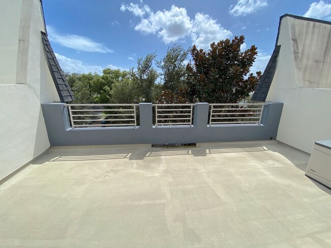 Building Photo - Stunning and Unique Luxury Town Home for R...