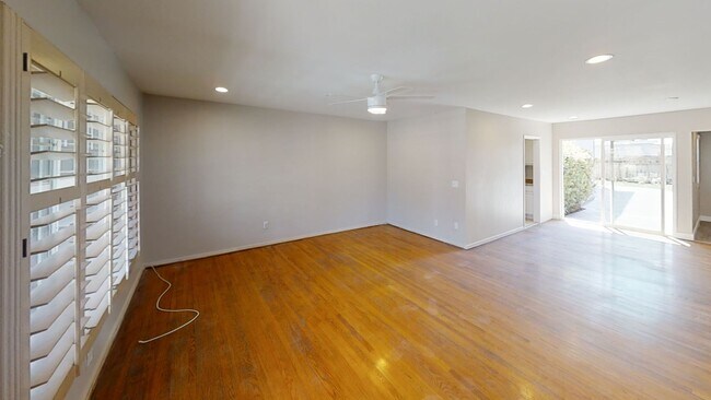 Building Photo - 5121-5123 E Falls View Dr