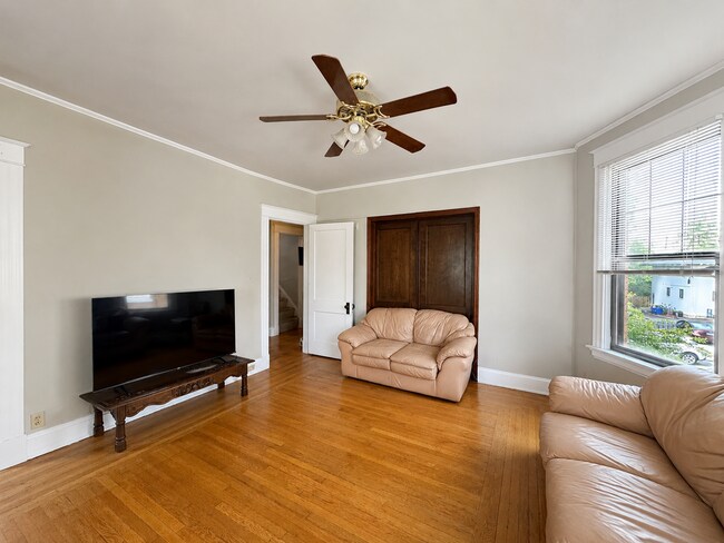 Building Photo - 6 Bed/2 Bath Mins. from UC Campus $600/pp ($3,600/mo)!
