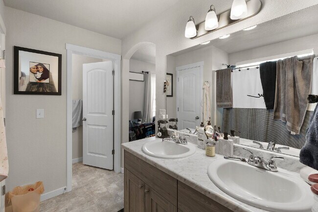 Building Photo - Modern 3 Bed Townhome with Garage – Water ...