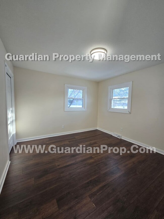 Building Photo - SxS duplex Available now! LVP flooring throughout, independent living areas each W/ full kitchen ...
