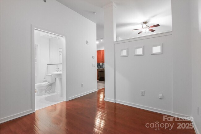 Building Photo - 2125 Southend Dr